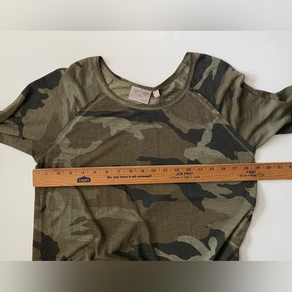 Dantelle Anthropologie Half Sleeve Camouflage Print Ruffle Bottom Top Size M - Picture 4 of 9
